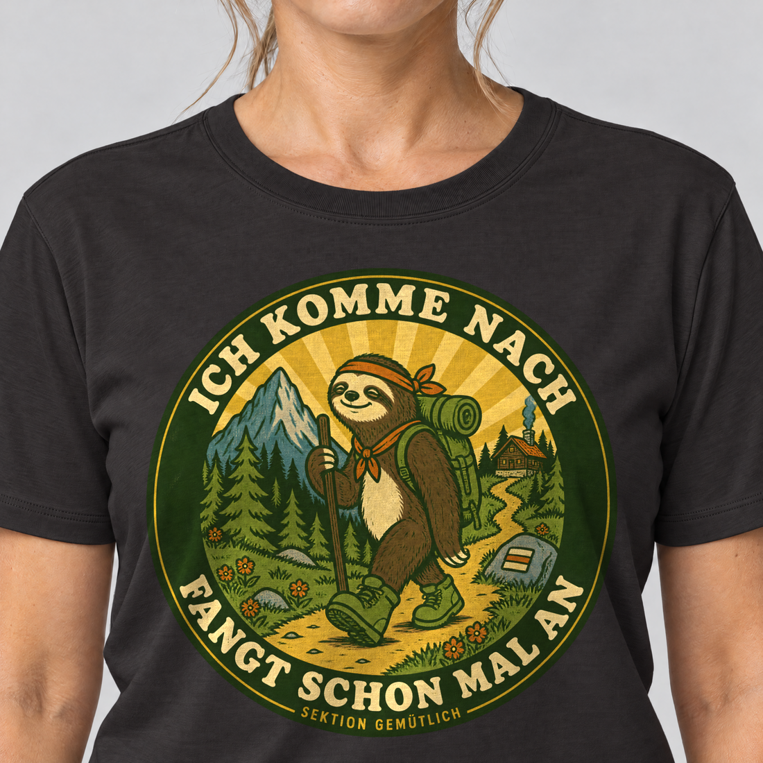 Nahaufnahme des Drucks: Fangt schon mal an – T-Shirt Unisex in Schwarz, von einer Frau getragen