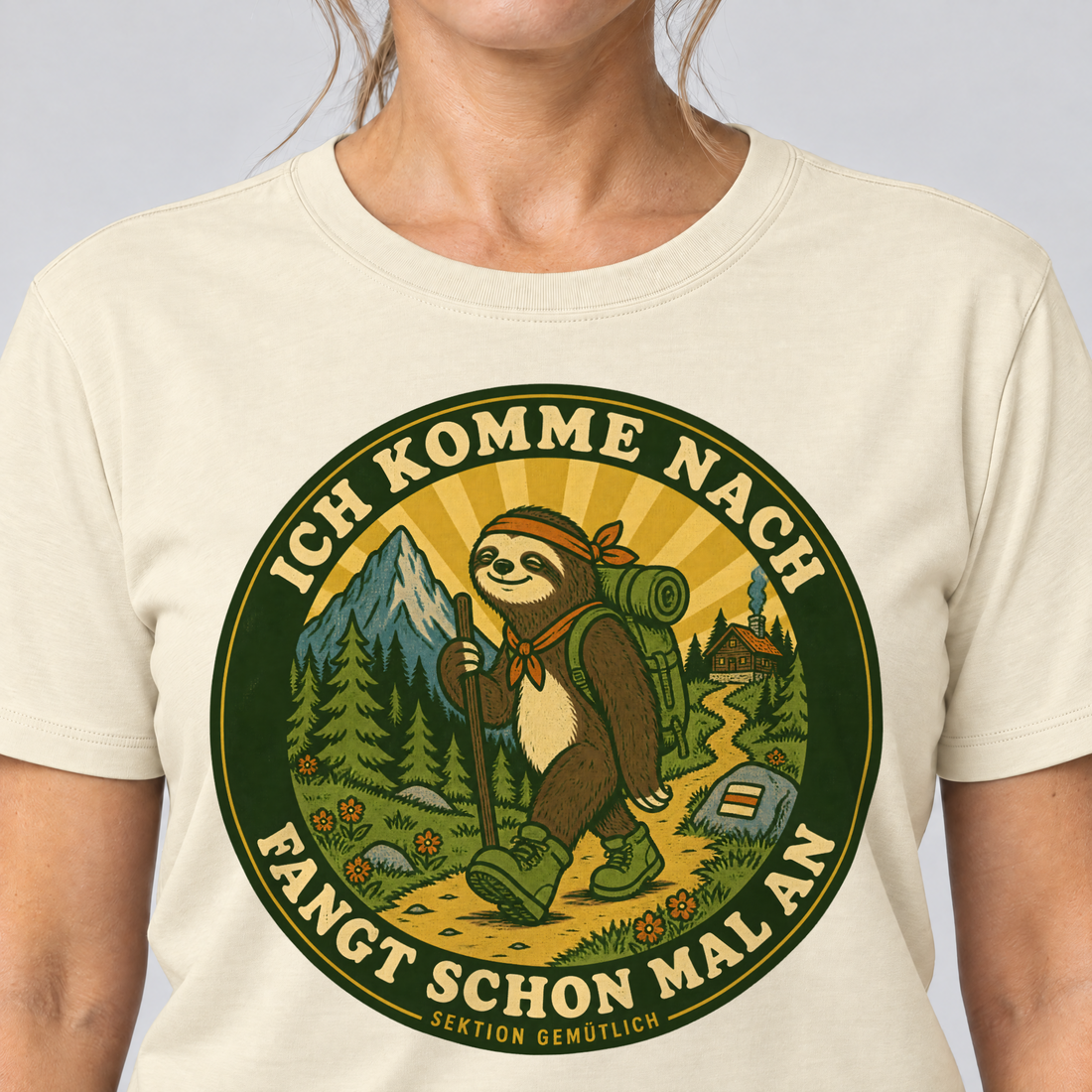 Nahaufnahme des Drucks: Fangt schon mal an – T-Shirt Unisex in Natur, von einer Frau getragen