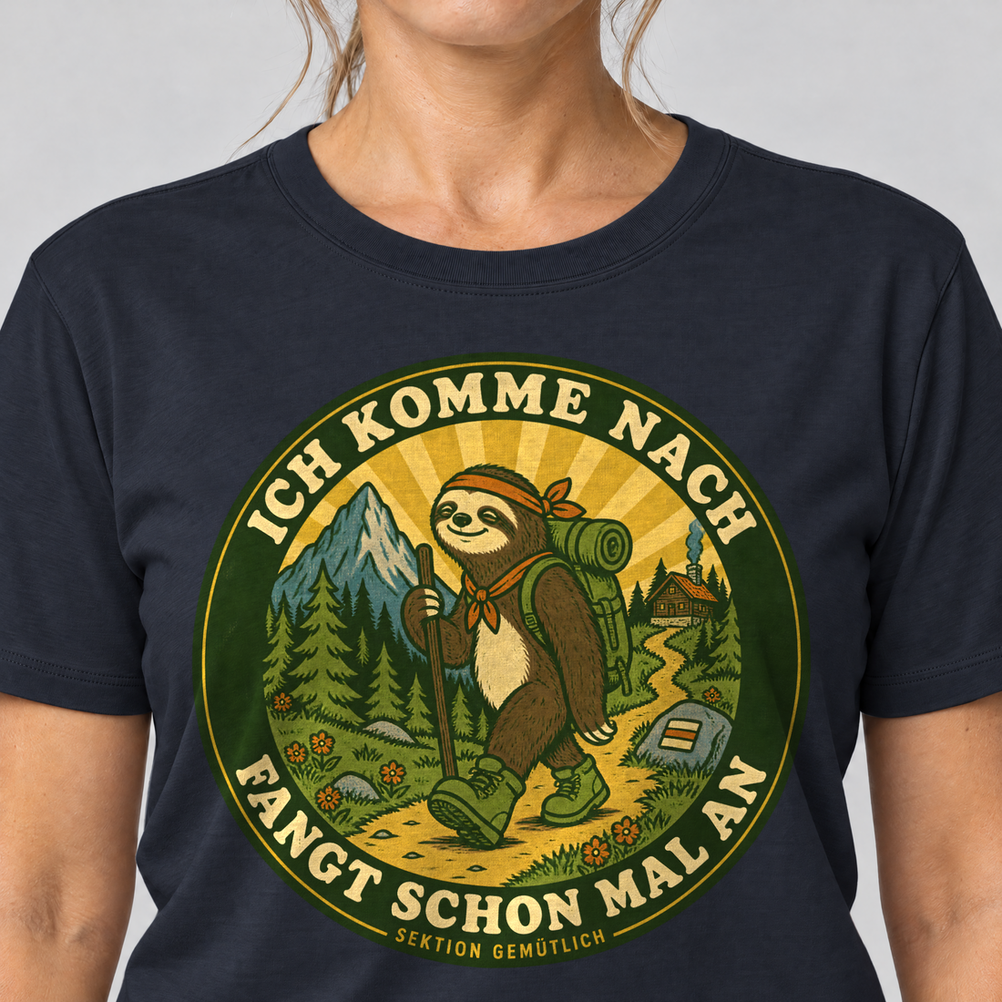 Nahaufnahme des Drucks: Fangt schon mal an – T-Shirt Unisex in Navy, von einer Frau getragen