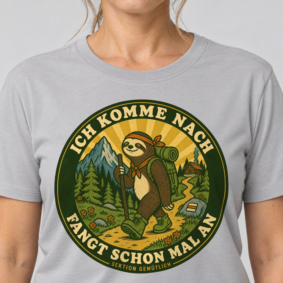 Nahaufnahme des Drucks: Fangt schon mal an – T-Shirt Unisex in Hellgrau, von einer Frau getragen