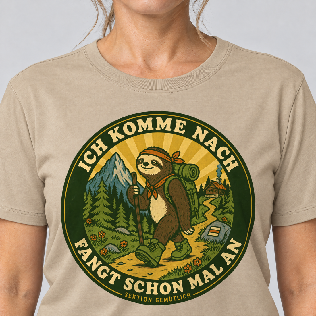 Nahaufnahme des Drucks: Fangt schon mal an – T-Shirt Unisex in Sand, von einer Frau getragen