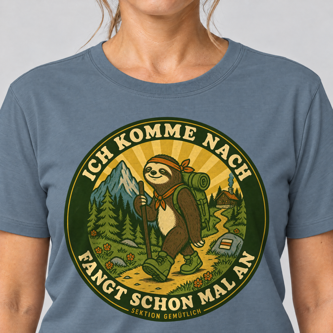 Nahaufnahme des Drucks: Fangt schon mal an – T-Shirt Unisex in Steinblau, von einer Frau getragen