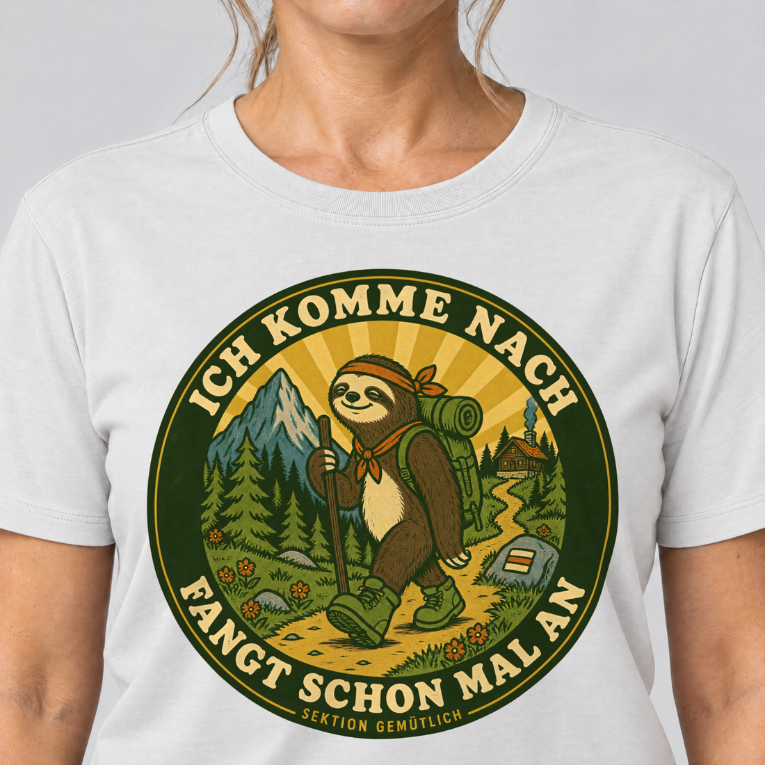 Nahaufnahme des Drucks: Fangt schon mal an – T-Shirt Unisex in Weiß, von einer Frau getragen