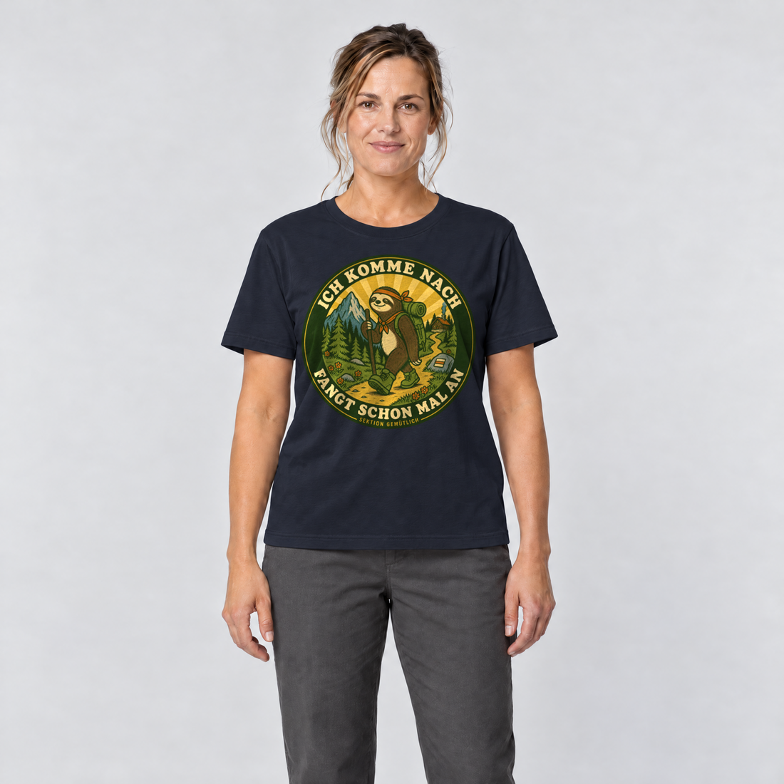 Frau trägt Fangt schon mal an – T-Shirt Unisex in Navy, Ansicht von vorn