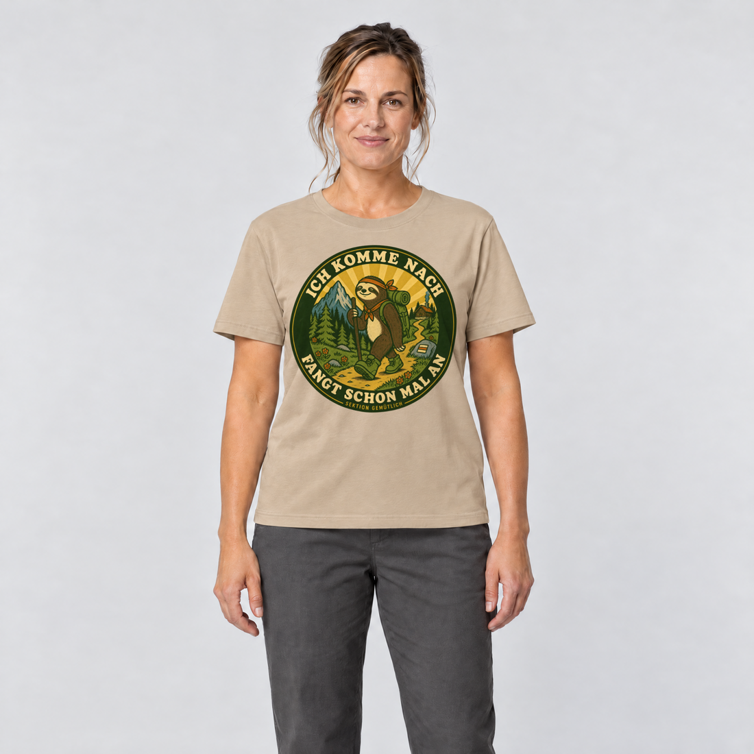 Frau trägt Fangt schon mal an – T-Shirt Unisex in Sand, Ansicht von vorn