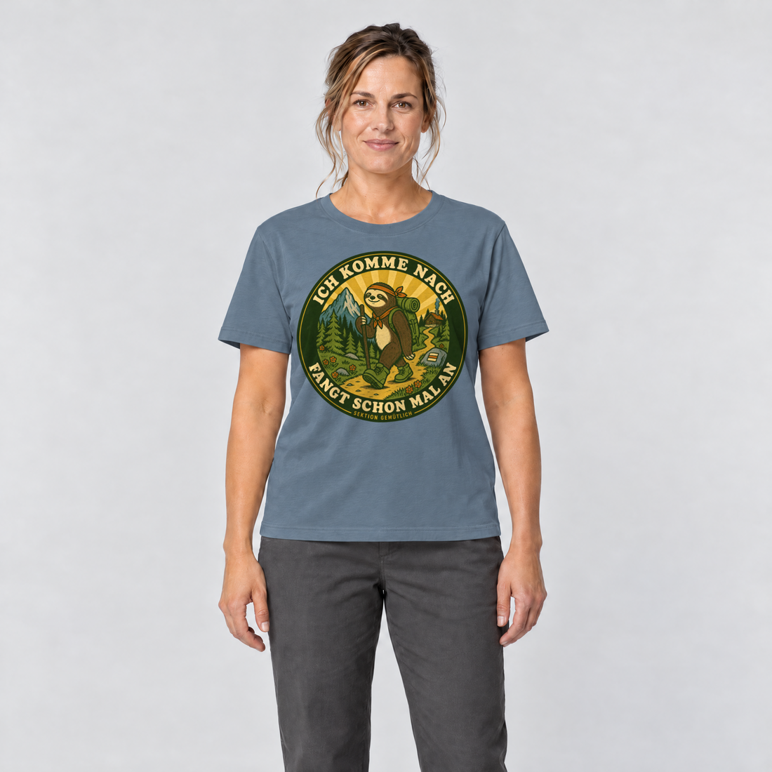 Frau trägt Fangt schon mal an – T-Shirt Unisex in Steinblau, Ansicht von vorn