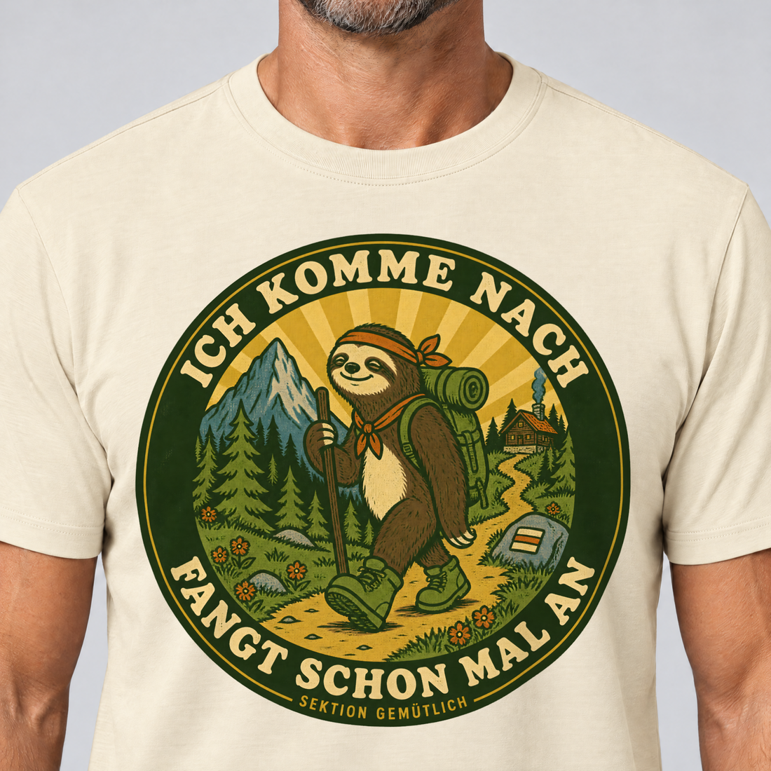 Nahaufnahme des Drucks: Fangt schon mal an – T-Shirt Unisex in Natur, von einem Mann getragen