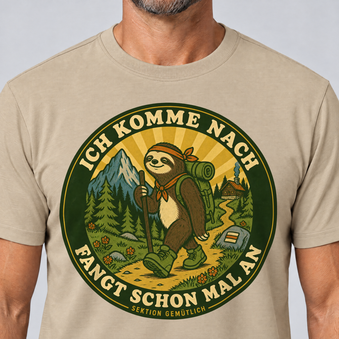 Nahaufnahme des Drucks: Fangt schon mal an – T-Shirt Unisex in Sand, von einem Mann getragen