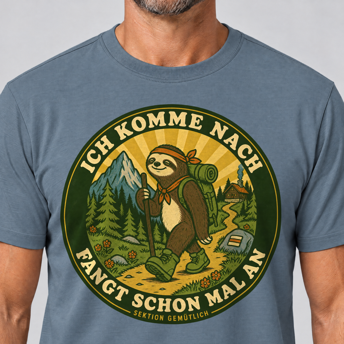 Nahaufnahme des Drucks: Fangt schon mal an – T-Shirt Unisex in Steinblau, von einem Mann getragen