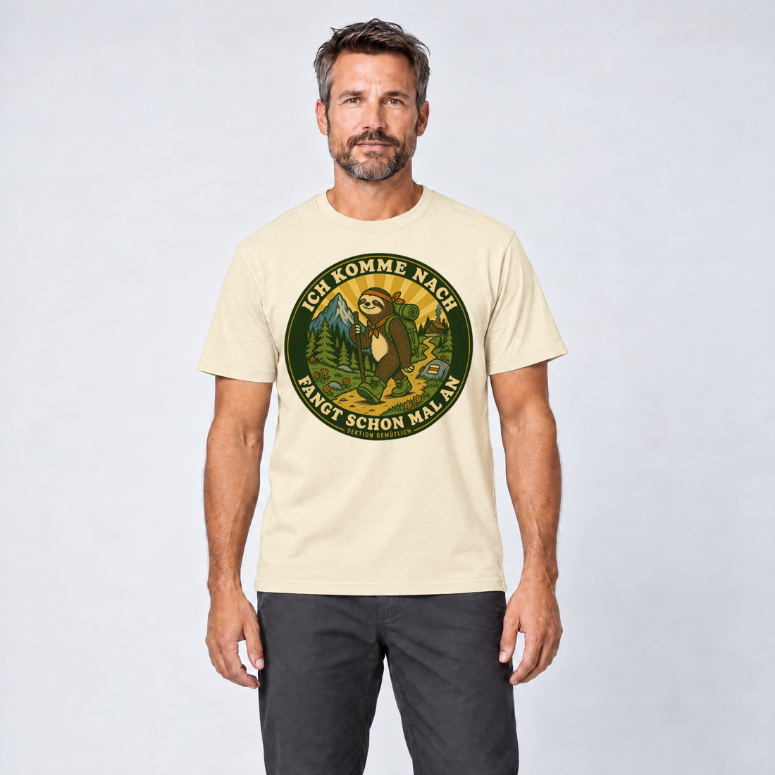 Mann trägt Fangt schon mal an – T-Shirt Unisex in Natur, Ansicht von vorn
