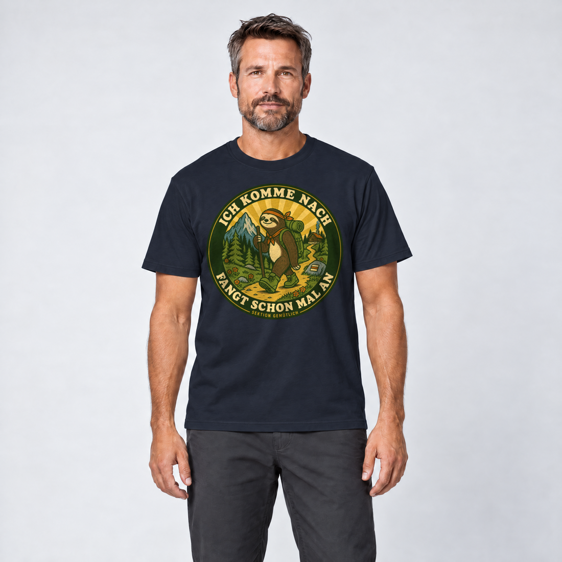 Mann trägt Fangt schon mal an – T-Shirt Unisex in Navy, Ansicht von vorn