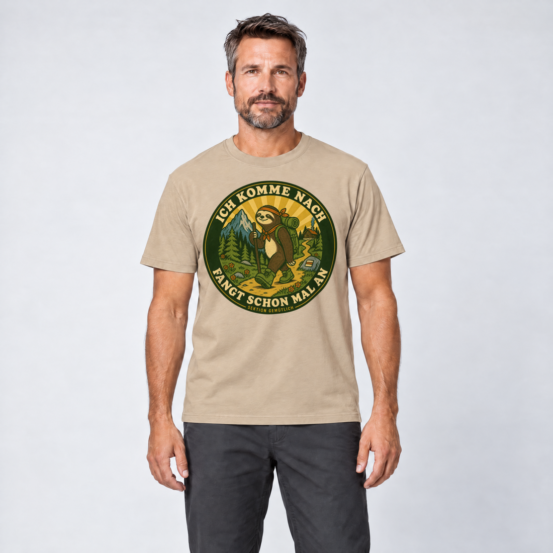 Mann trägt Fangt schon mal an – T-Shirt Unisex in Sand, Ansicht von vorn