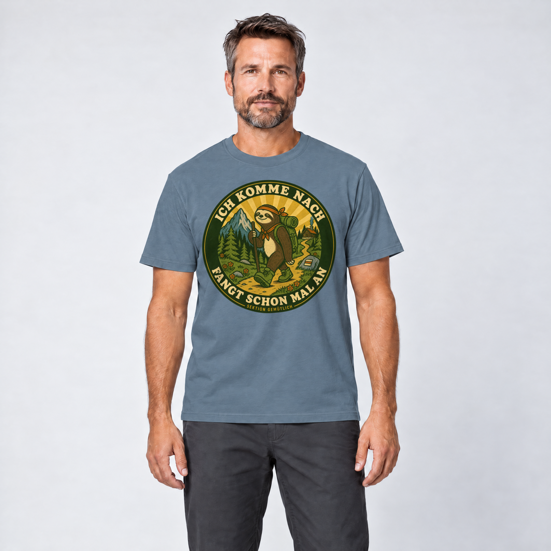 Mann trägt Fangt schon mal an – T-Shirt Unisex in Steinblau, Ansicht von vorn