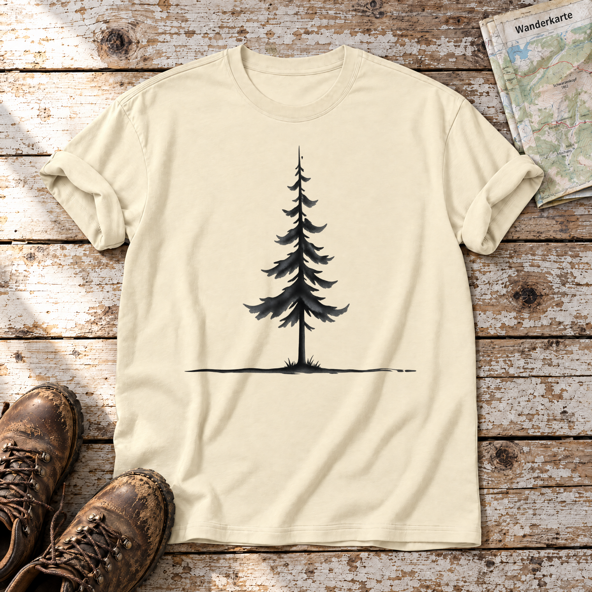 Fichte am Horizont – T-Shirt Unisex in Natur, flach liegend auf alten Holzbrettern mit Wanderschuhen und Wanderkarte.