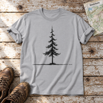 Fichte am Horizont – T-Shirt Unisex in Hellgrau, flach liegend auf alten Holzbrettern mit Wanderschuhen und Wanderkarte.