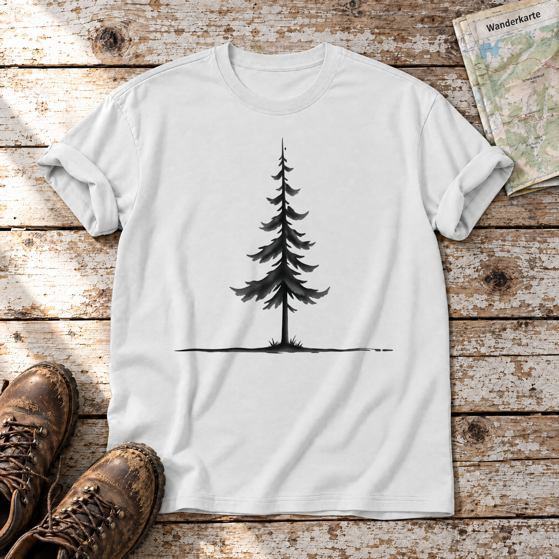 Fichte am Horizont – T-Shirt Unisex in Weiß, flach liegend auf alten Holzbrettern mit Wanderschuhen und Wanderkarte.