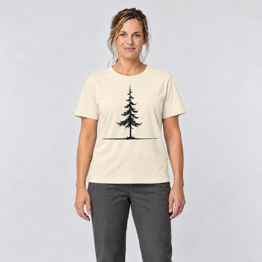 Frau trägt Fichte am Horizont – T-Shirt Unisex in Natur, Ansicht von vorn