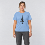 Frau trägt Fichte am Horizont – T-Shirt Unisex in Himmelblau, Ansicht von vorn