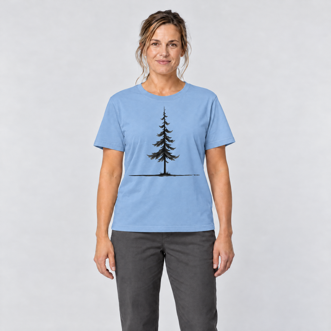 Frau trägt Fichte am Horizont – T-Shirt Unisex in Himmelblau, Ansicht von vorn