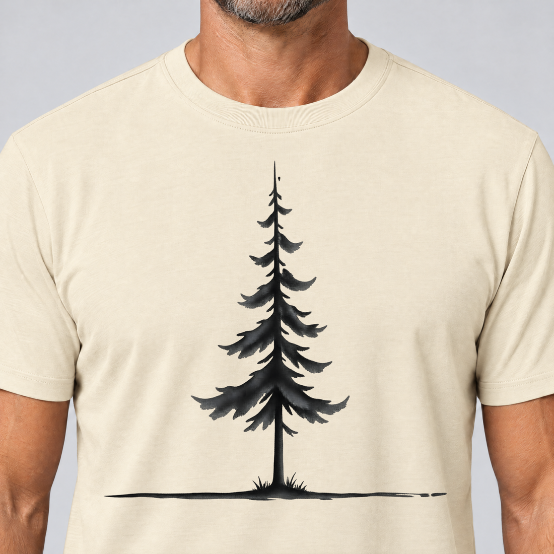 Nahaufnahme des Drucks: Fichte am Horizont – T-Shirt Unisex in Natur, von einem Mann getragen