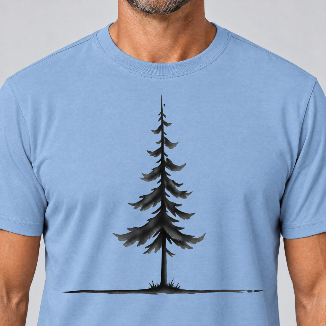 Nahaufnahme des Drucks: Fichte am Horizont – T-Shirt Unisex in Himmelblau, von einem Mann getragen