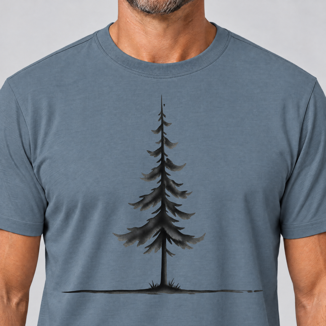 Nahaufnahme des Drucks: Fichte am Horizont – T-Shirt Unisex in Steinblau, von einem Mann getragen