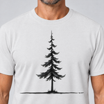 Nahaufnahme des Drucks: Fichte am Horizont – T-Shirt Unisex in Weiß, von einem Mann getragen