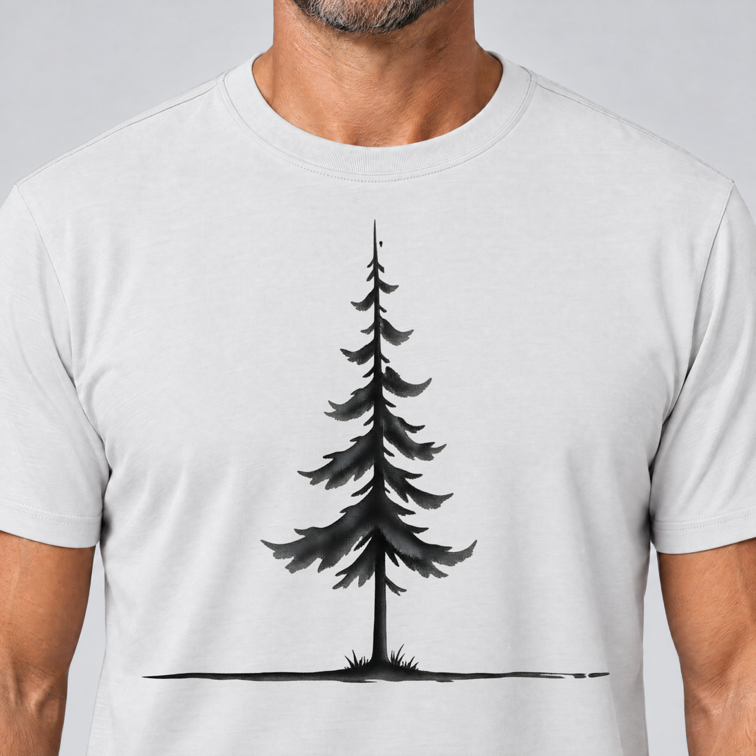 Nahaufnahme des Drucks: Fichte am Horizont – T-Shirt Unisex in Weiß, von einem Mann getragen