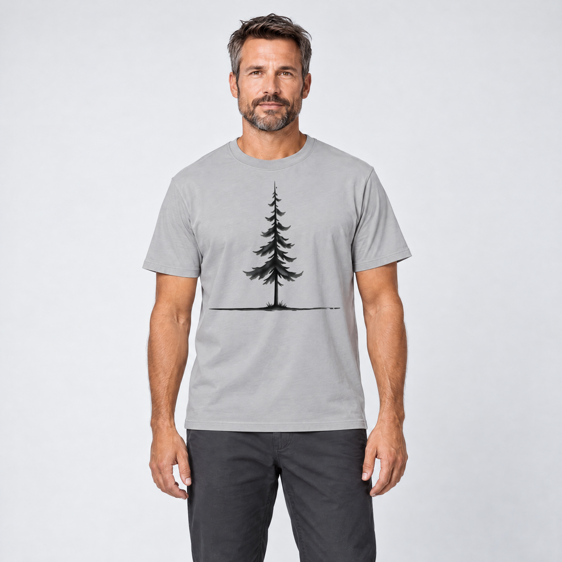 Mann trägt Fichte am Horizont – T-Shirt Unisex in Hellgrau, Ansicht von vorn