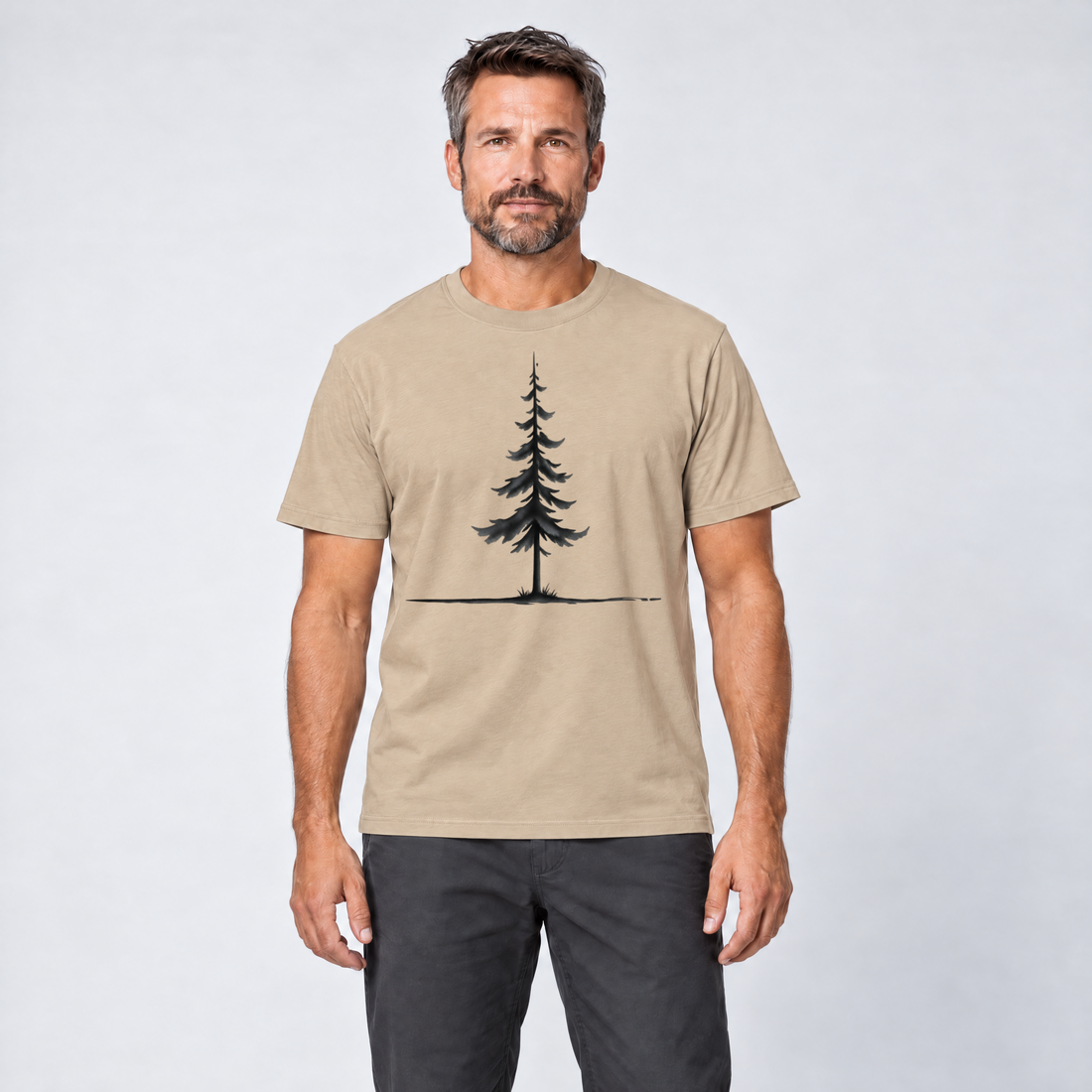 Mann trägt Fichte am Horizont – T-Shirt Unisex in Sand, Ansicht von vorn