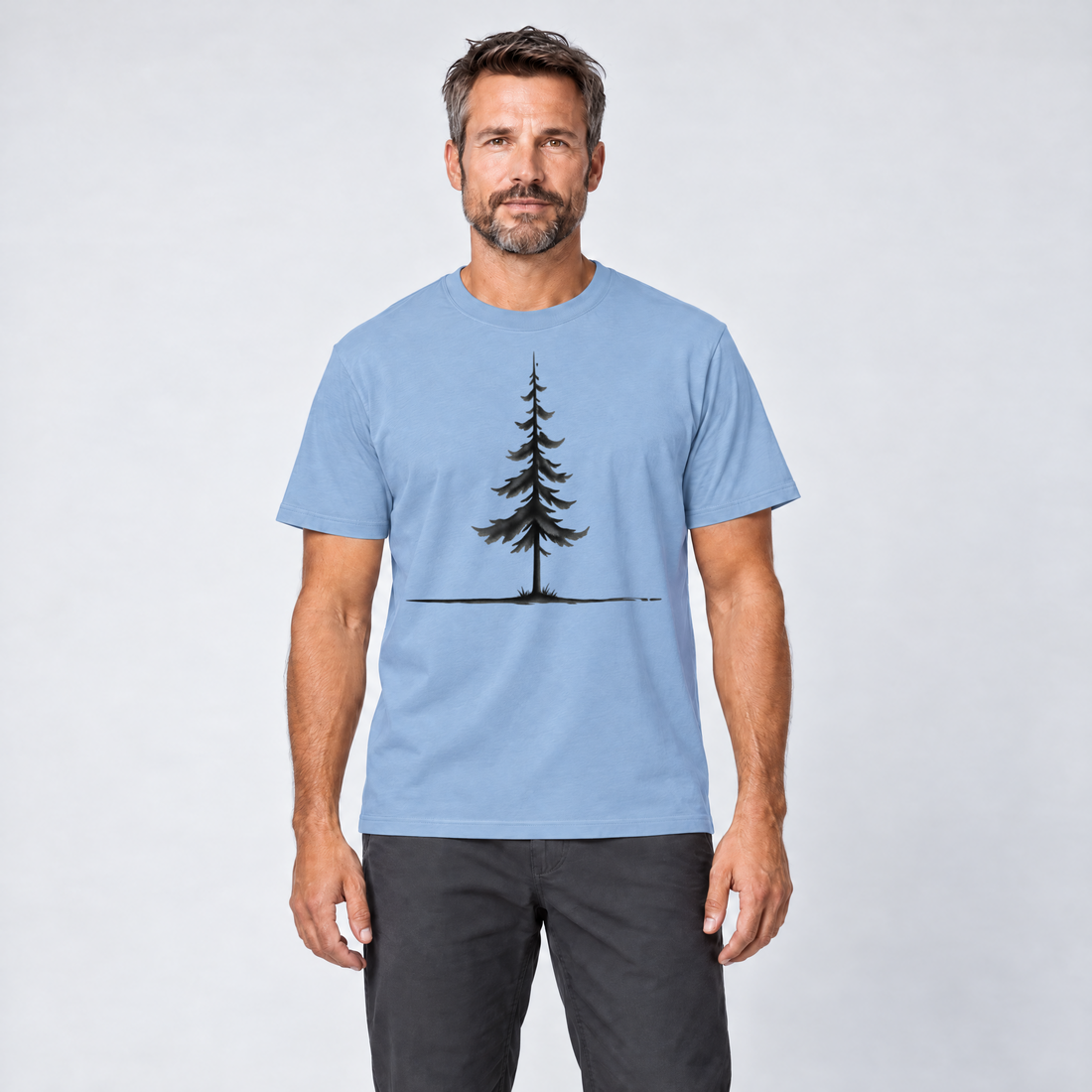 Mann trägt Fichte am Horizont – T-Shirt Unisex in Himmelblau, Ansicht von vorn