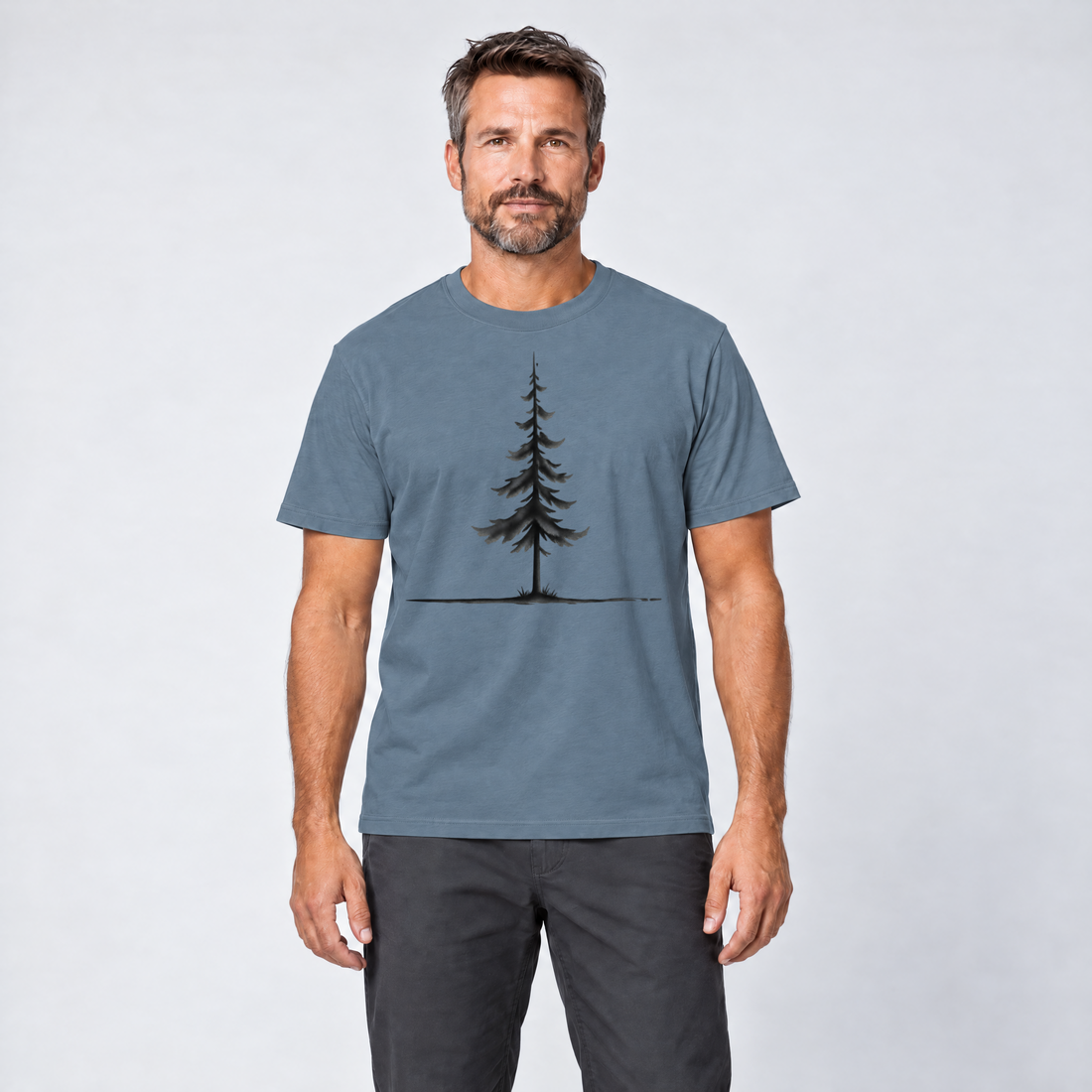 Mann trägt Fichte am Horizont – T-Shirt Unisex in Steinblau, Ansicht von vorn