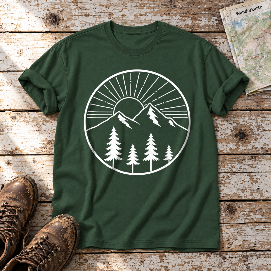 Bergmorgen – T-Shirt Unisex in Flaschengrün, flach liegend auf alten Holzbrettern mit Wanderschuhen und Wanderkarte.