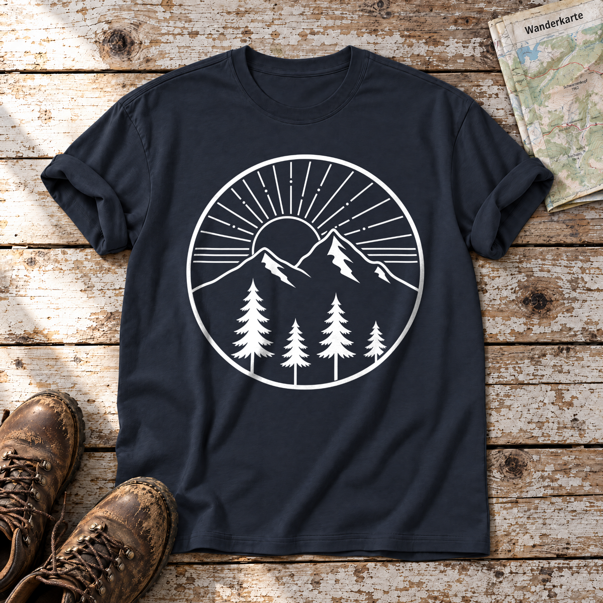 Bergmorgen – T-Shirt Unisex in Navy, flach liegend auf alten Holzbrettern mit Wanderschuhen und Wanderkarte.