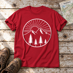 Bergmorgen – T-Shirt Unisex in Rot, flach liegend auf alten Holzbrettern mit Wanderschuhen und Wanderkarte.