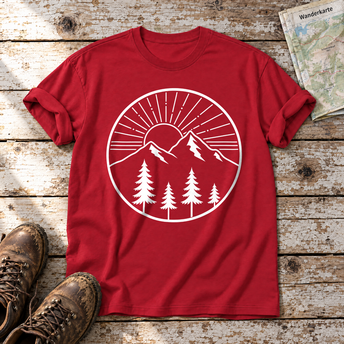 Bergmorgen – T-Shirt Unisex in Rot, flach liegend auf alten Holzbrettern mit Wanderschuhen und Wanderkarte.