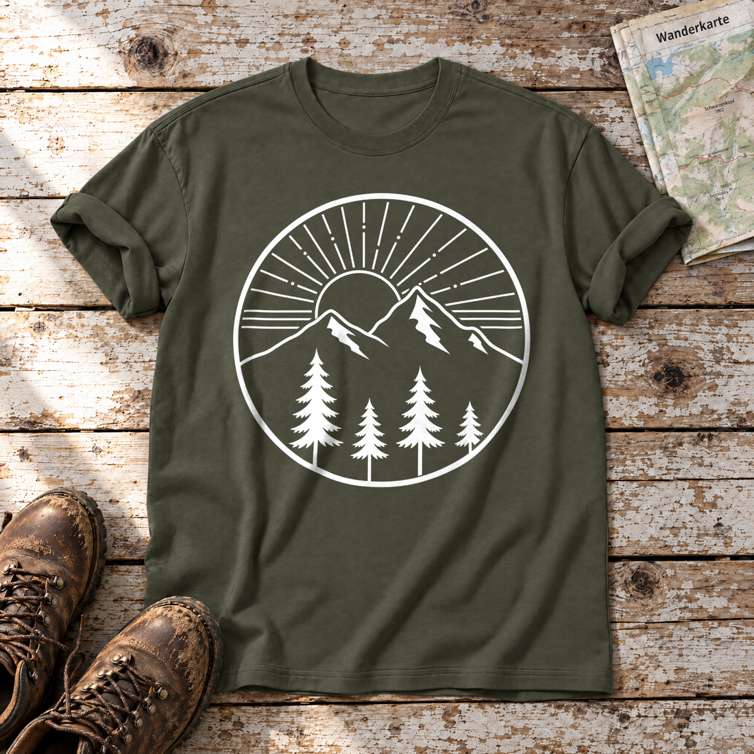 Bergmorgen – T-Shirt Unisex in Oliv, flach liegend auf alten Holzbrettern mit Wanderschuhen und Wanderkarte.