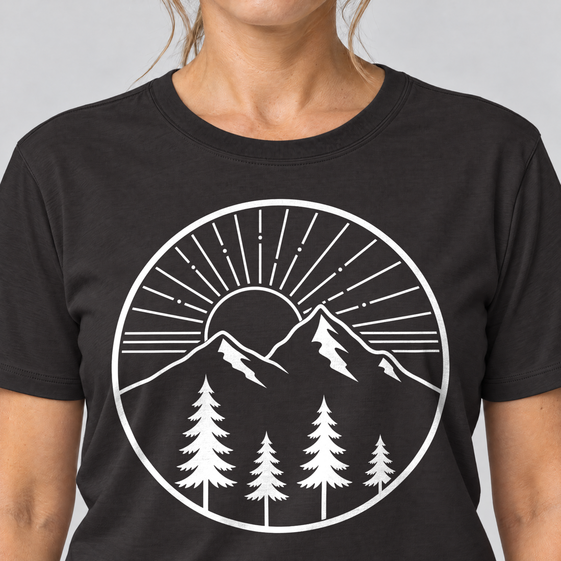 Nahaufnahme des Drucks: Bergmorgen – T-Shirt Unisex in Schwarz, von einer Frau getragen