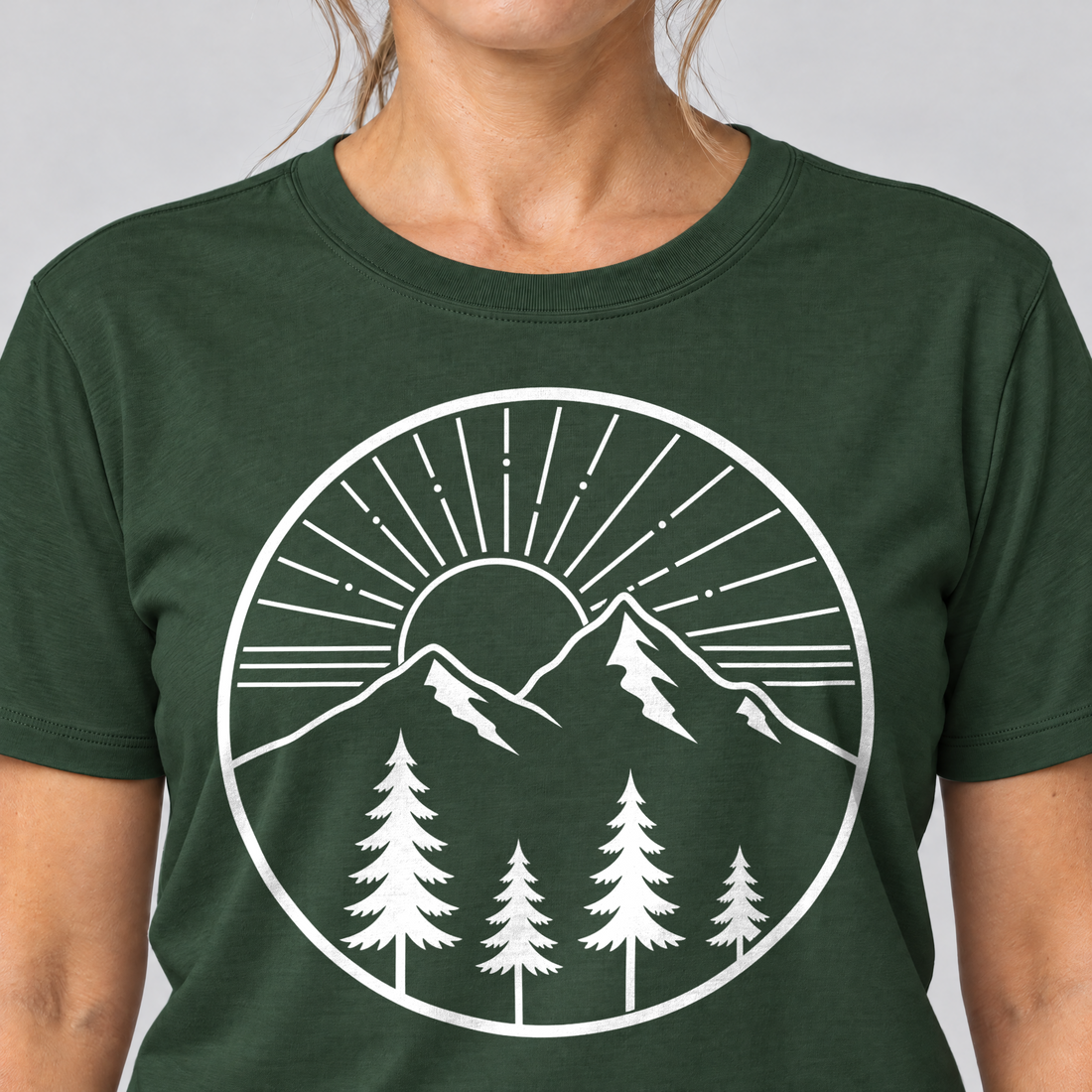 Nahaufnahme des Drucks: Bergmorgen – T-Shirt Unisex in Flaschengrün, von einer Frau getragen