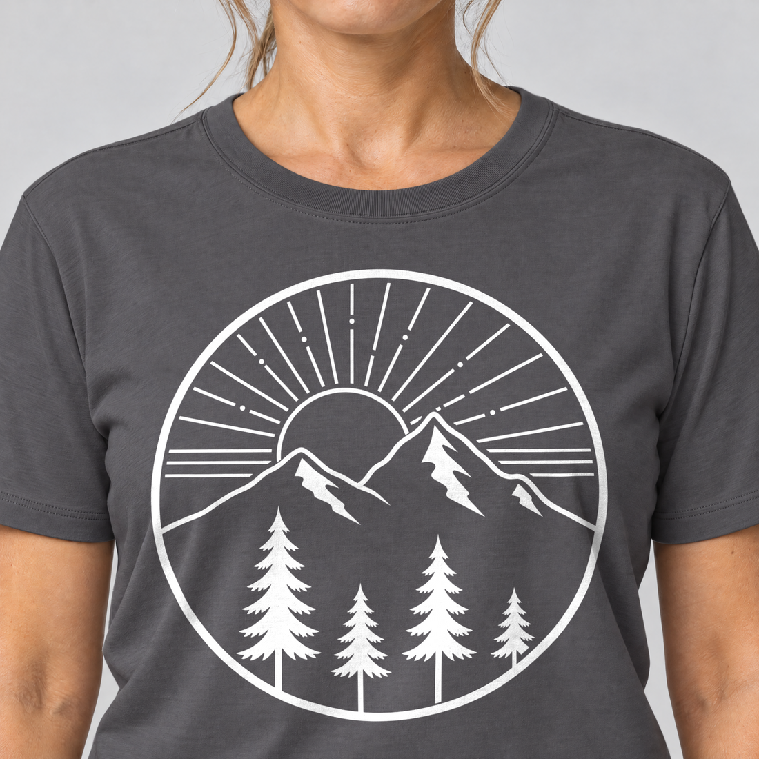 Nahaufnahme des Drucks: Bergmorgen – T-Shirt Unisex in Dunkelgrau, von einer Frau getragen