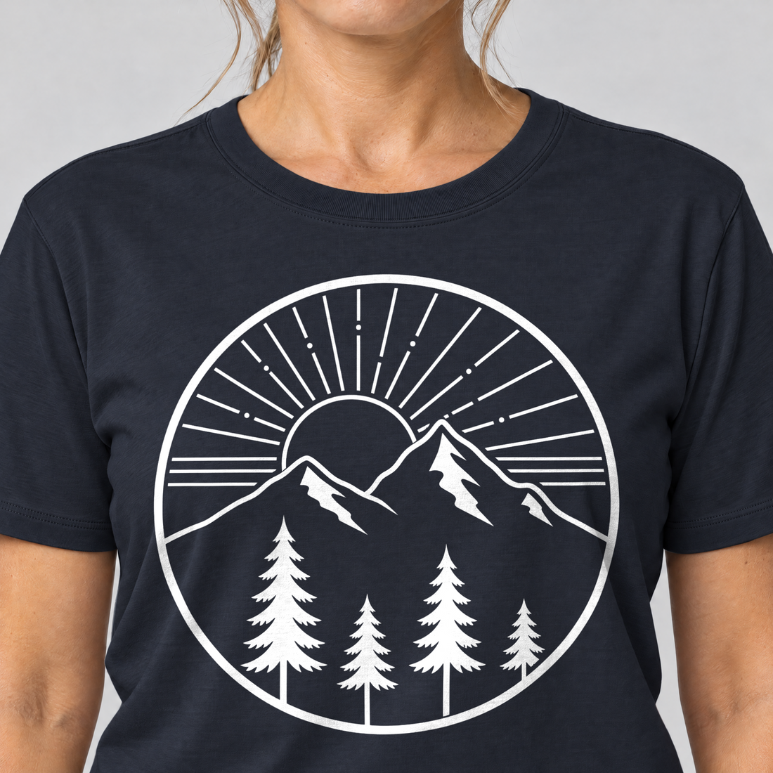 Nahaufnahme des Drucks: Bergmorgen – T-Shirt Unisex in Navy, von einer Frau getragen