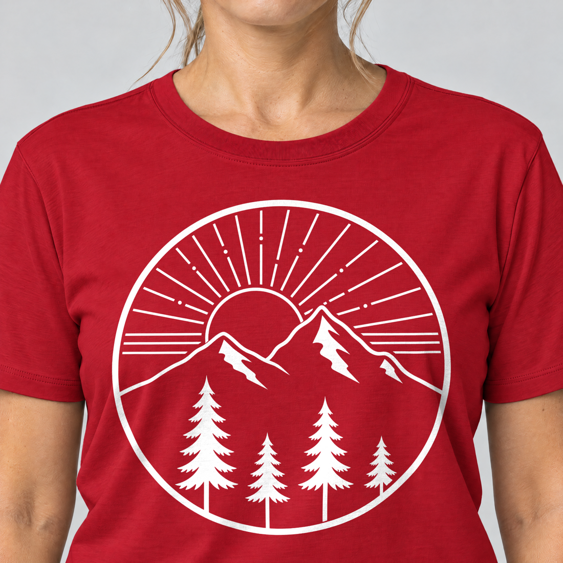Nahaufnahme des Drucks: Bergmorgen – T-Shirt Unisex in Rot, von einer Frau getragen