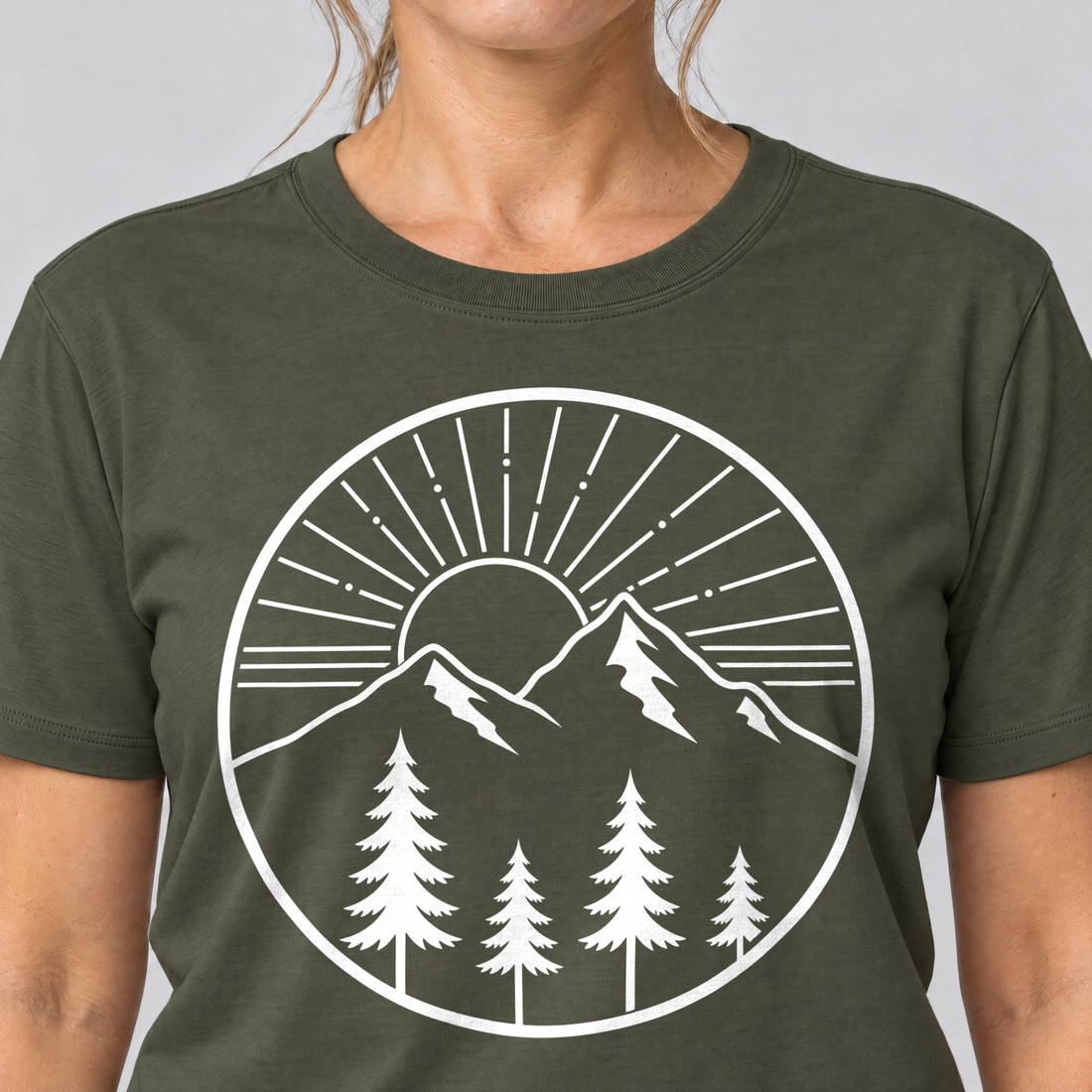 Nahaufnahme des Drucks: Bergmorgen – T-Shirt Unisex in Oliv, von einer Frau getragen