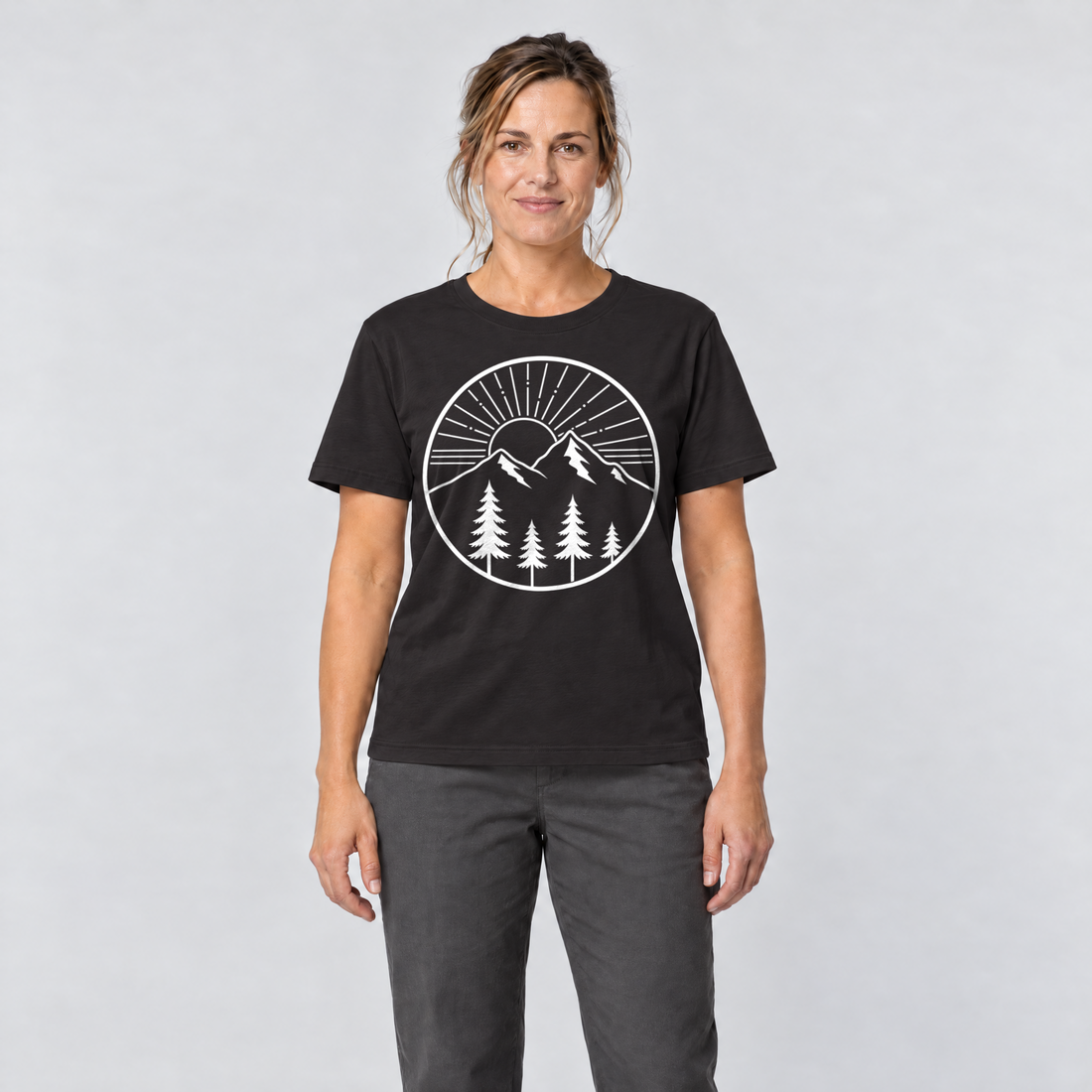 Frau trägt Bergmorgen – T-Shirt Unisex in Schwarz, Ansicht von vorn