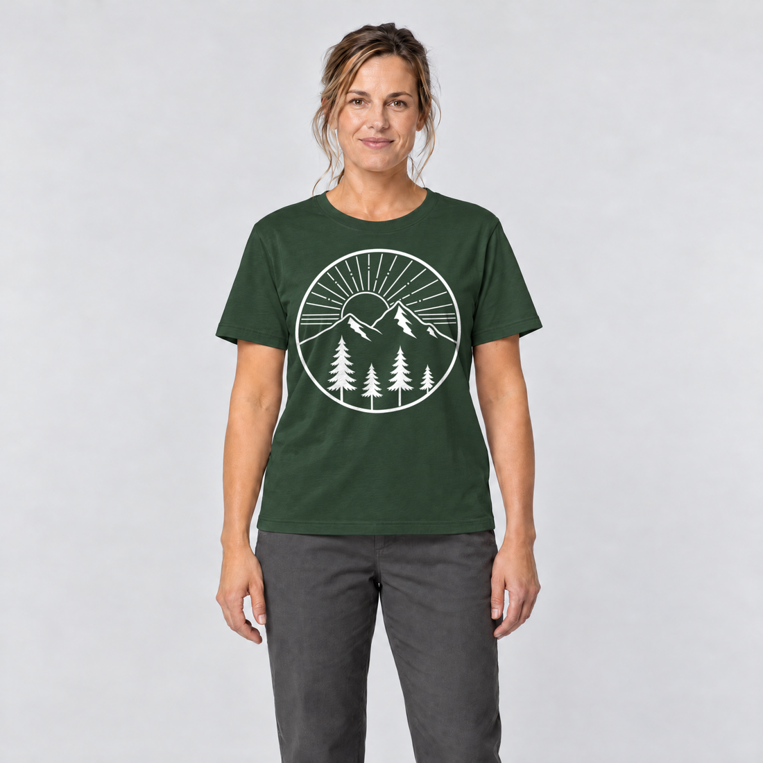 Frau trägt Bergmorgen – T-Shirt Unisex in Flaschengrün, Ansicht von vorn