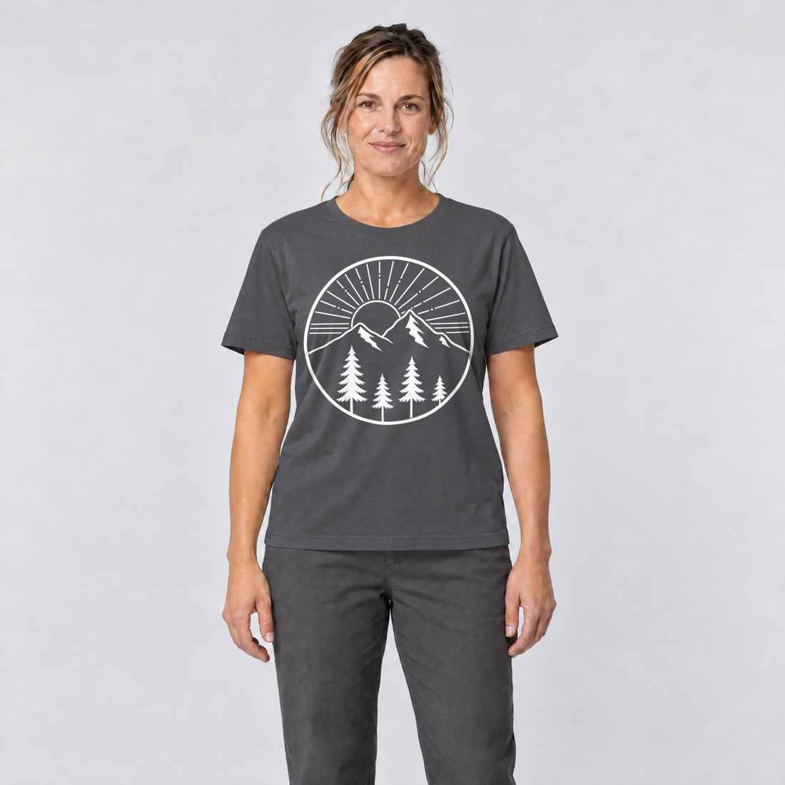 Frau trägt Bergmorgen – T-Shirt Unisex in Dunkelgrau, Ansicht von vorn