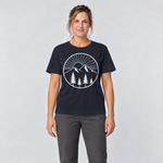 Frau trägt Bergmorgen – T-Shirt Unisex in Navy, Ansicht von vorn