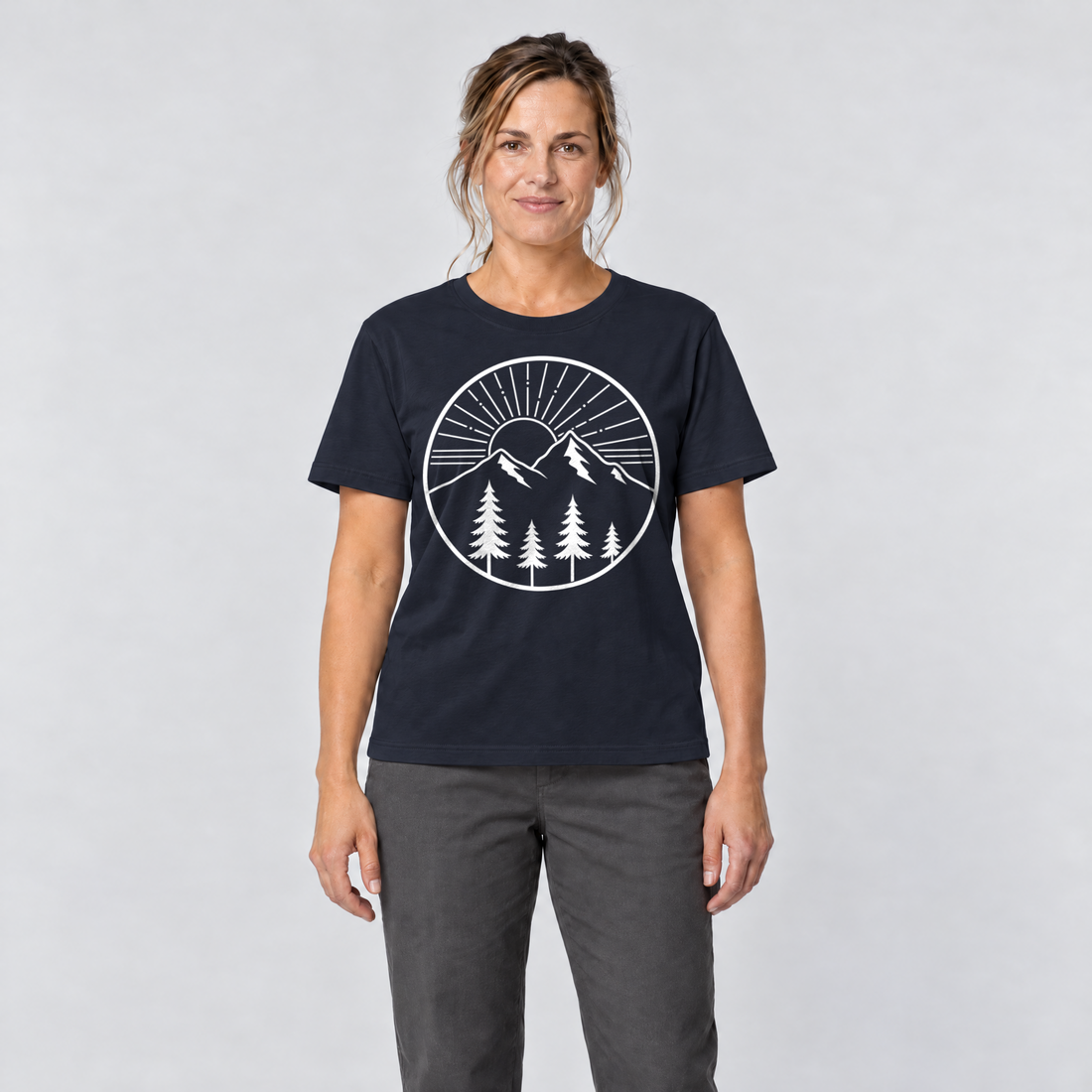 Frau trägt Bergmorgen – T-Shirt Unisex in Navy, Ansicht von vorn