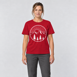 Frau trägt Bergmorgen – T-Shirt Unisex in Rot, Ansicht von vorn