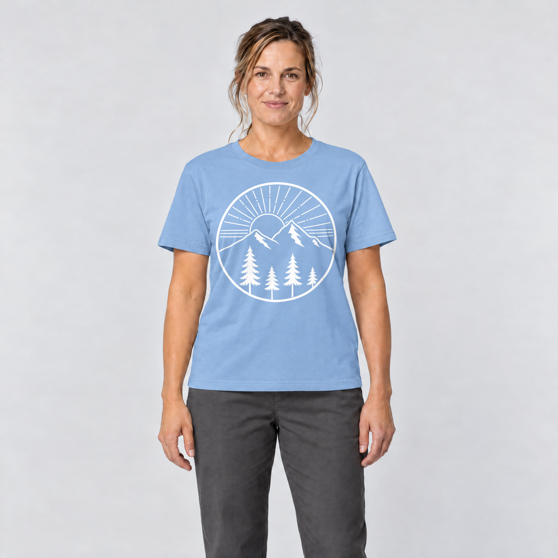 Frau trägt Bergmorgen – T-Shirt Unisex in Himmelblau, Ansicht von vorn